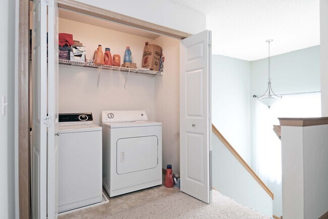 Building Photo - Spacious 4-Bed 3.5-Bath in Blaine - Available 6/10!