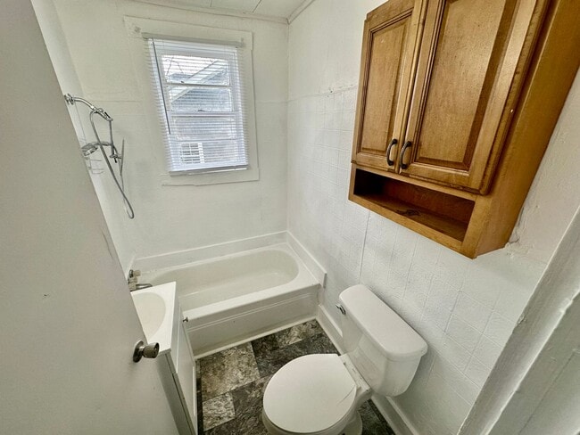 Building Photo - Two Bedroom, 1 Bath House in Columbia! Apply-your application fee will be credited to your first ...