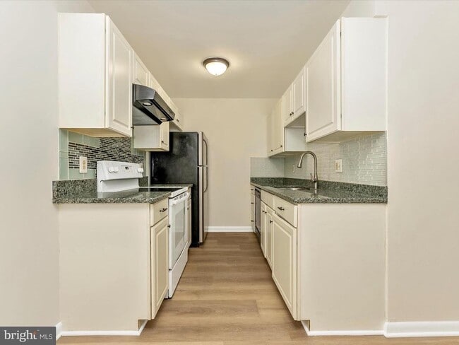 Building Photo - 5803 Oleander Pl
