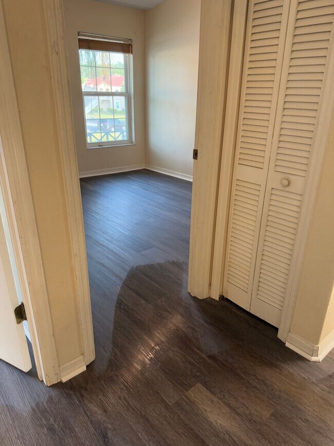 Building Photo - Second Floor 3 Bed 2 Bath Condo in South K...