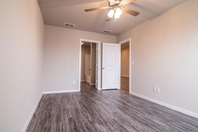 Building Photo - 2118 Langford Ave