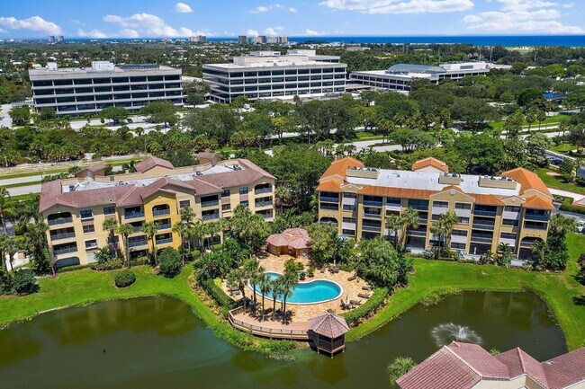 Building Photo - 700 Uno Lago Dr