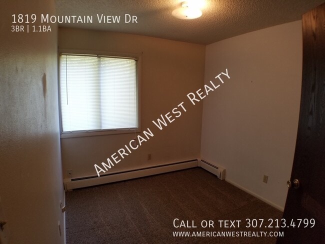 Building Photo - 1819 Mountain View Dr