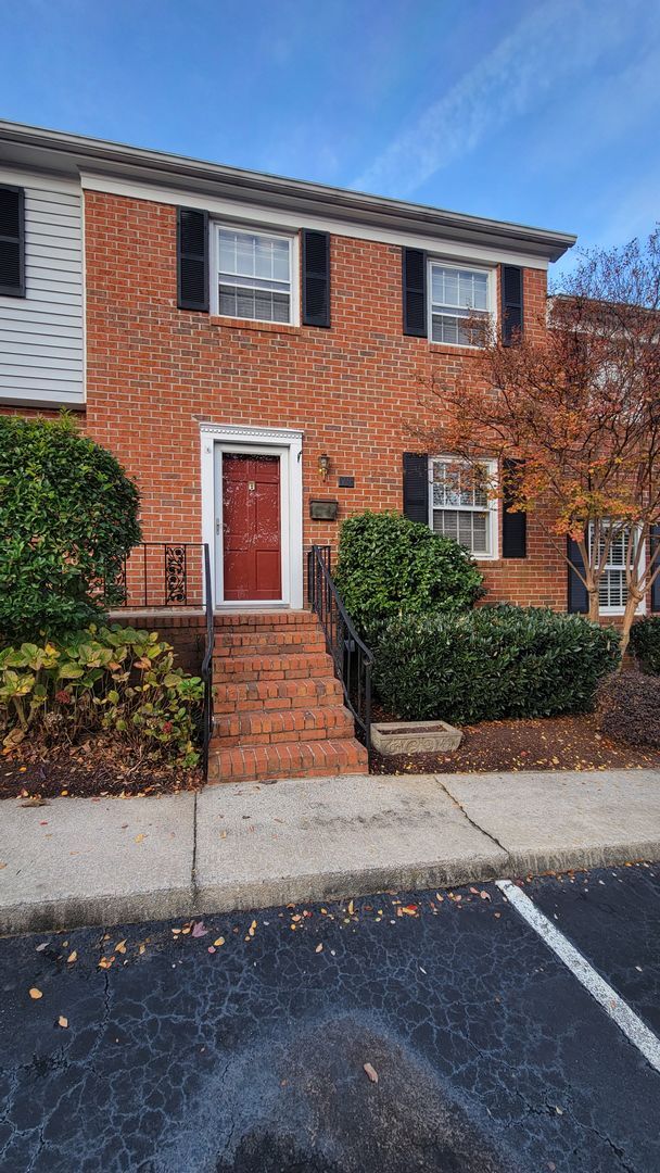 Building Photo - 2 Bed, 1.5 Bath Townhome in Greenville is Available! Location!!