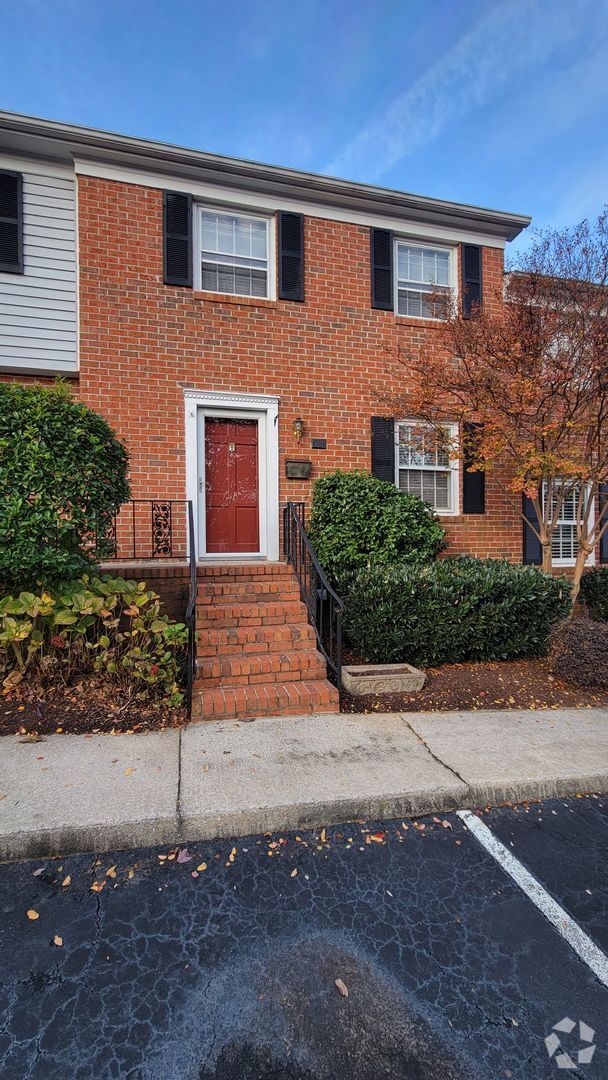 Building Photo - 2 Bed, 1.5 Bath Townhome in Greenville is ...