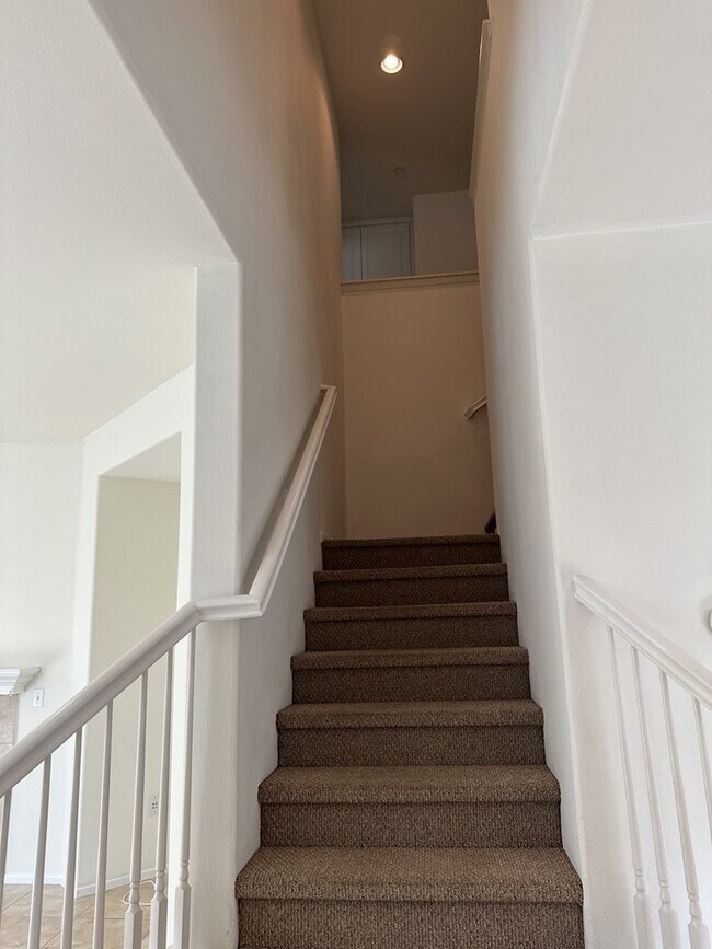 Building Photo - "Charming 3-Bedroom Riverside Retreat with 2.5 Baths – 1598 Sq Ft of Comfort on Winterberry Drive!"