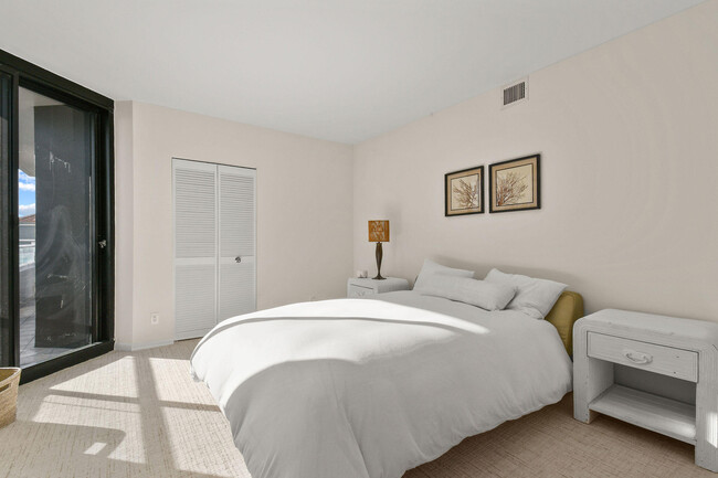 Building Photo - 529 S Flagler Dr