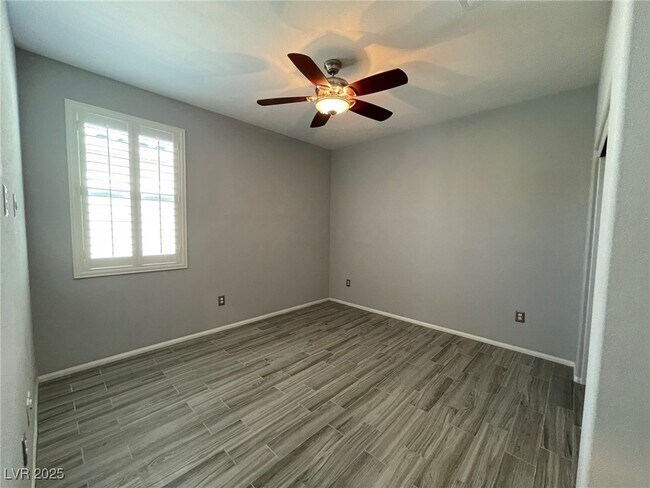 Building Photo - 122 Scarlett View Ave