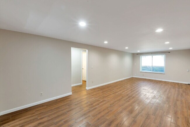 Building Photo - Sugarhouse -  2 Bed 1 Bath 1 Covered Parking