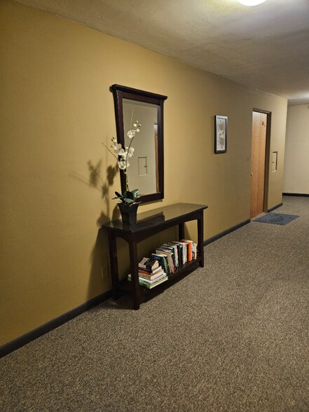 Building Photo - 530 W Olympic Pl