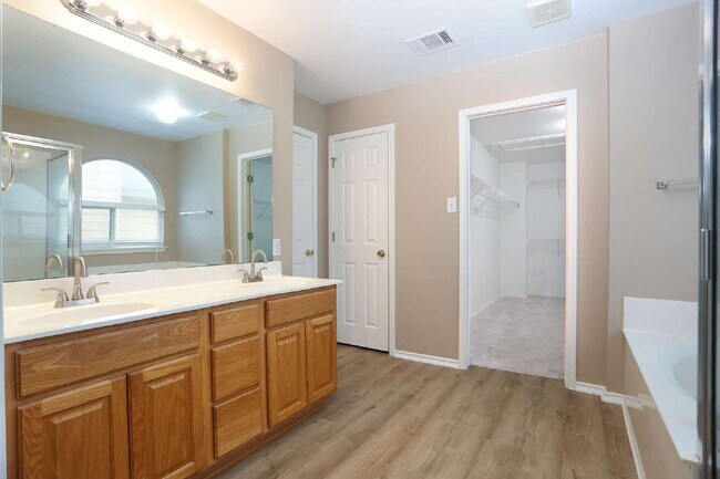 Building Photo - 14514 Redwood Valley