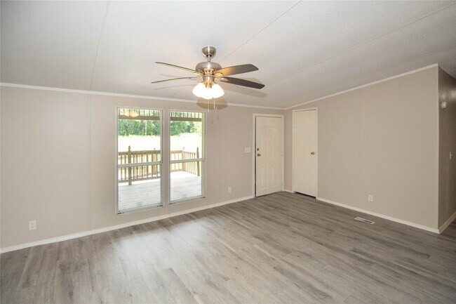 Building Photo - 613 River Rd