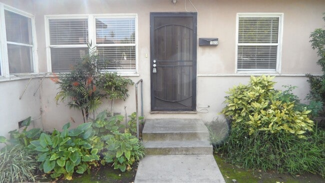 Building Photo - Parton 1521-1527