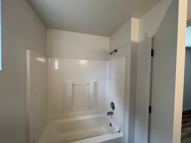 Building Photo - Newly Remodeled! Close to CWU 4 Rooms !!