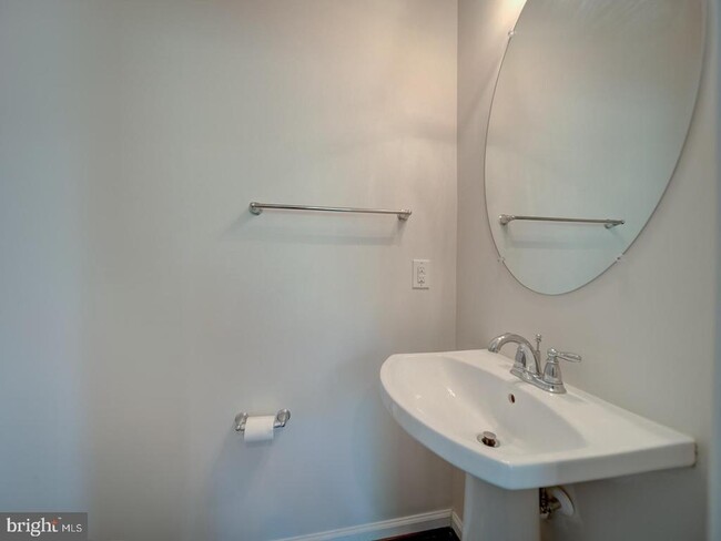 Building Photo - 45818 Winding Branch Terrace