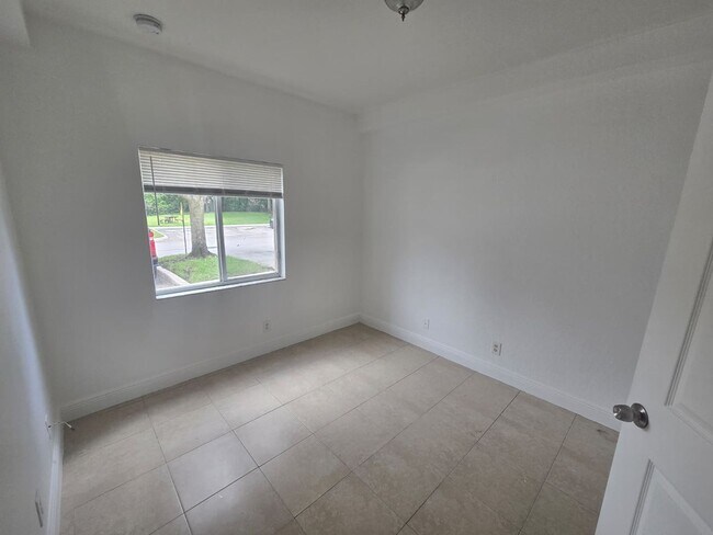 Building Photo - 3 Bedroom Townhome in West Palm Beach