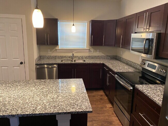 Building Photo - Now Leasing! Spacious 6-Bedroom, 6.5-Bathroom student house just minutes from campus. Only $650/m...