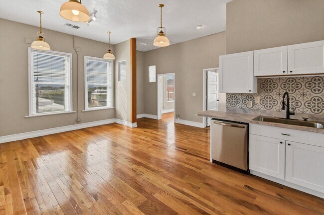 Building Photo - VINTAGE VAULT