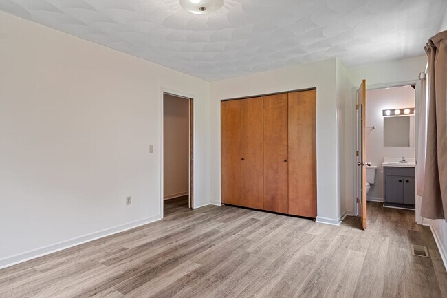 Building Photo - 3 or 4 Bed/ 3 1/2 bath