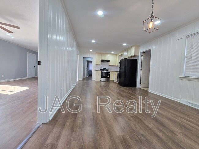 Building Photo - 102 Stewart St NW