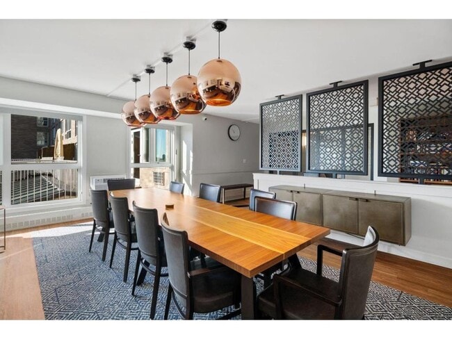 Building Photo - 433 S 7th St