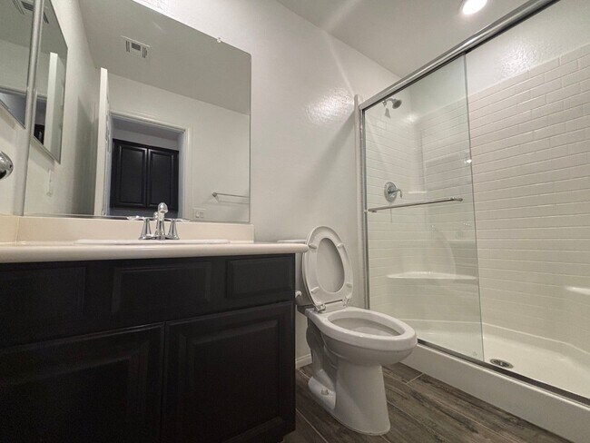 Building Photo - Charming 3-Bedroom Home with Spacious Back...