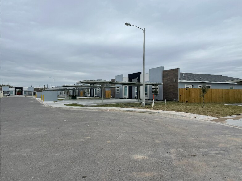 Building Photo - 2511 N Vineyard Ave