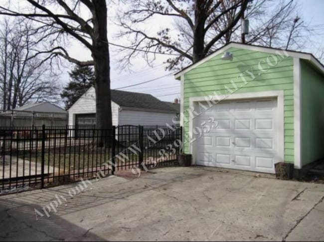 Building Photo - Updated 3 Bed 1 Bath Home Minutes From the...