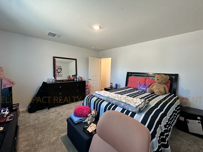 Building Photo - 6948 S Victor Dr
