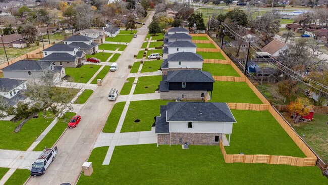 Building Photo - 401 Magnolia Ln