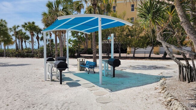 Building Photo - Seasonal/short term renovated 3/3 villa with golf course views on Longboat Key!