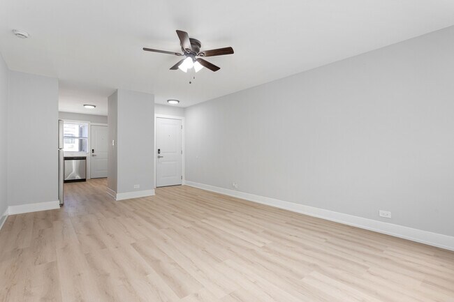 Building Photo - 7634 N Eastlake Terrace