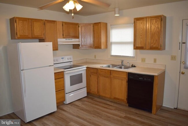 Building Photo - 961 Orchard Dr