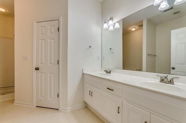 Building Photo - 2142 Fox Ridge Rd