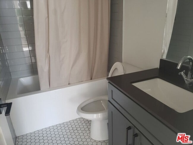 Building Photo - 310 S Kenmore Ave