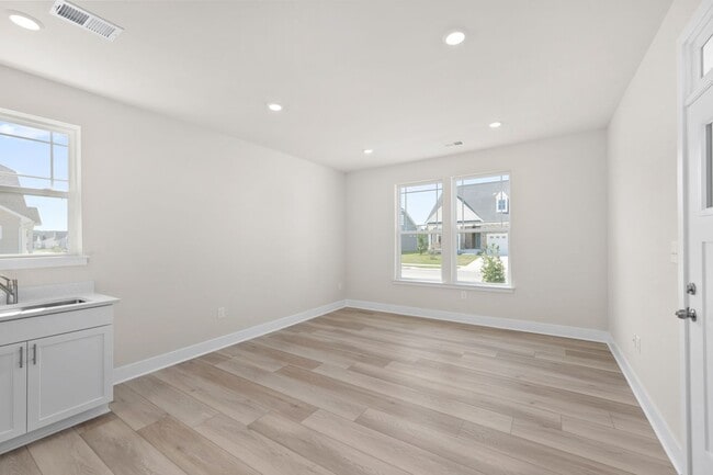 Building Photo - Beautiful new 4-bedroom, 3.5 bath property...