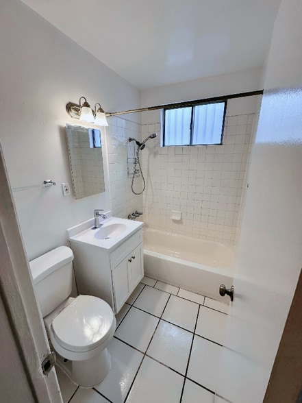 Building Photo - 911 E 10th St