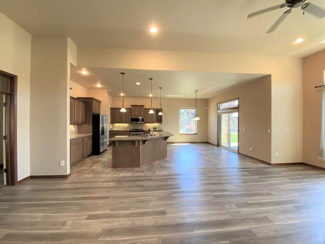 Building Photo - 433 Golden Dr