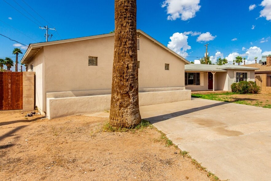 Building Photo - 809 N Gilbert Ave
