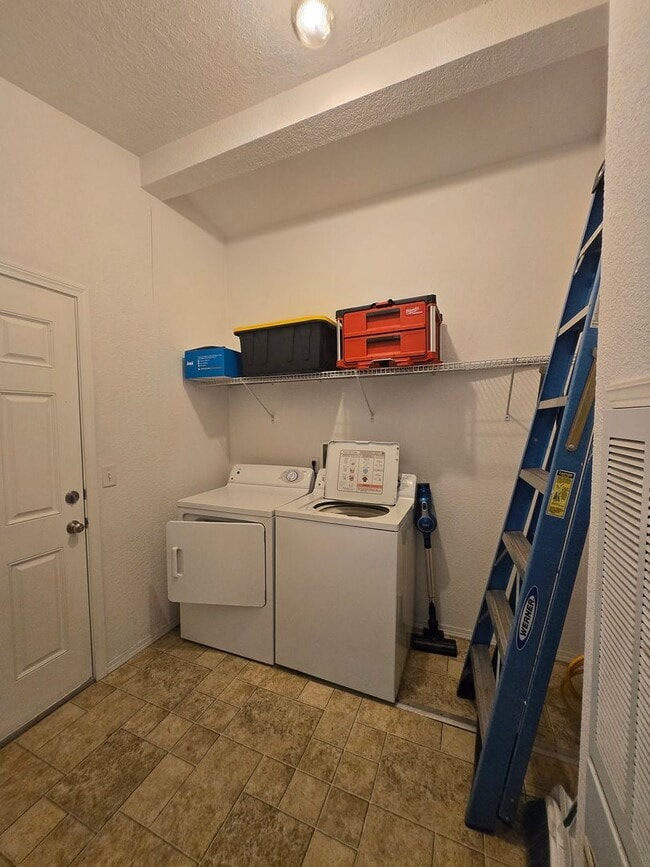 Building Photo - 4 Bedroom 2 Bath