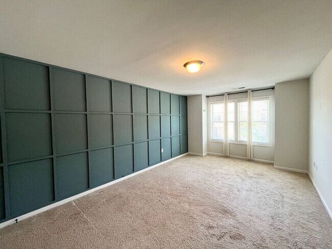 Building Photo - 1005 Longitude Dr