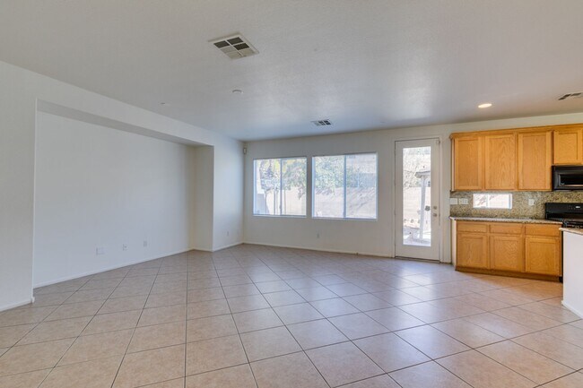 Building Photo - 6 Bedroom Home For Rent!