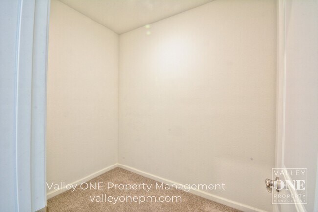 Building Photo - 4 bedroom, 2 bath, pet-friendly NEWER HOME with Solar