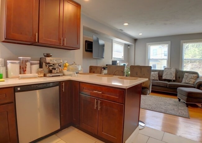 Building Photo - 10 Rockledge St