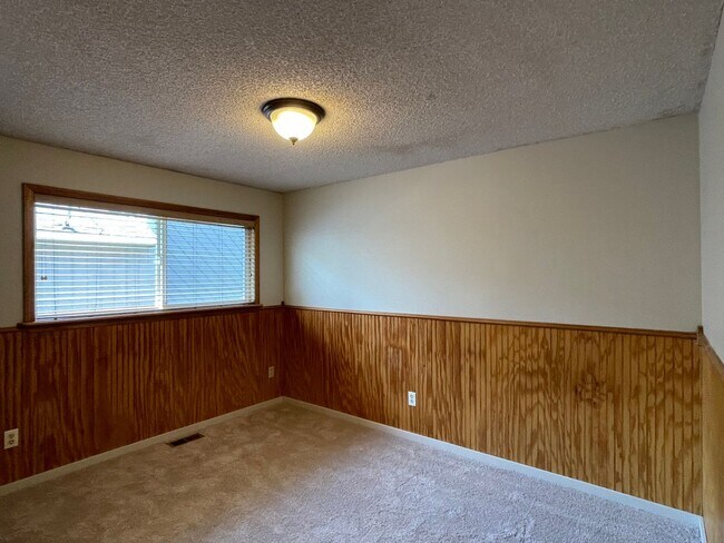 Building Photo - PRELEASING: Updated 3 bed/1 bath Rambler in Roosevelt Neighborhood!
