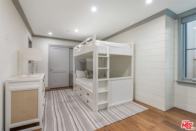 Building Photo - 703 Bayview Dr