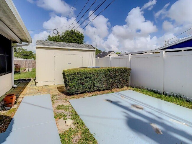 Building Photo - Beautiful 2/2 ~1000Sq. Ft. with NEW floors...