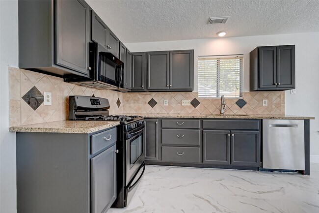 Building Photo - 16015 Surrey Woods Dr