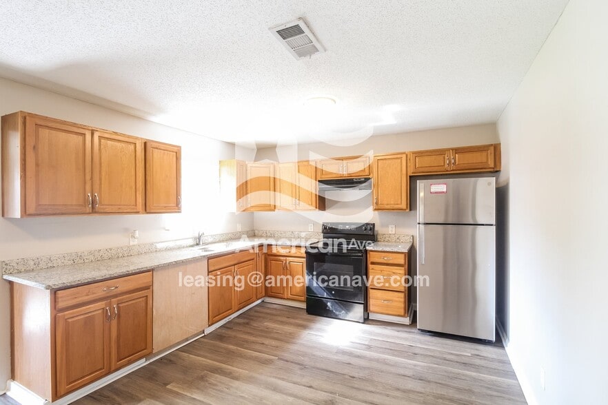 Building Photo - 425 Petunia Ave