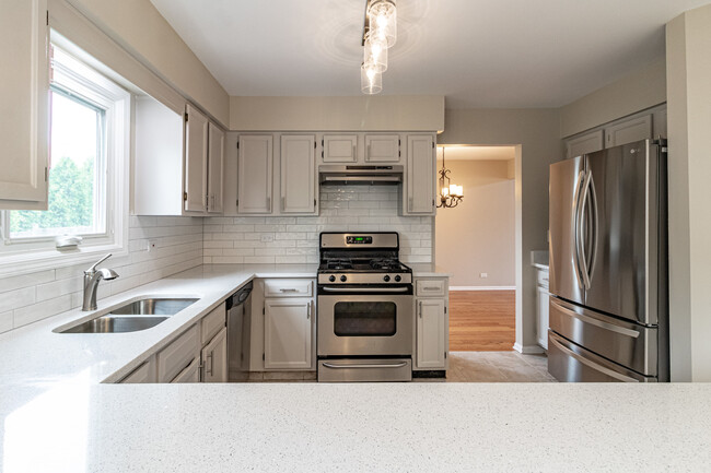 Building Photo - 690 Greenview Ln